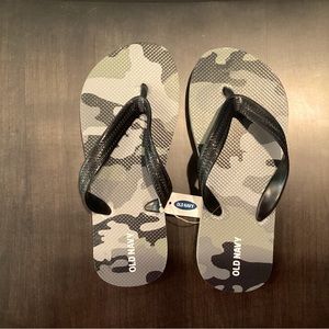 Old Navy Camouflage Boys Flip Flops.  Size 1-2